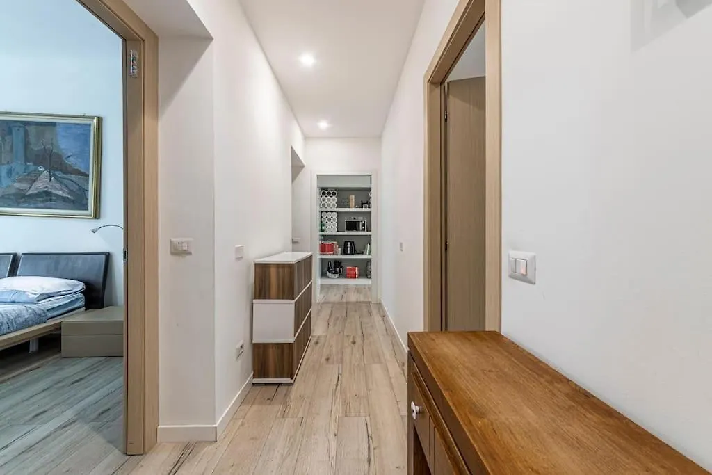Three Room Apartment 2 Beds, 3Rd Bed Available Milánó 0*,